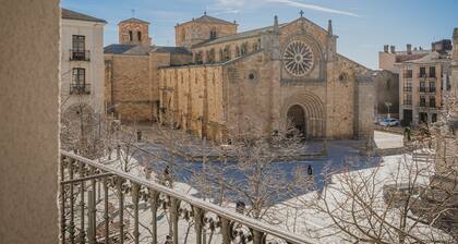 ‘Semidiáfano Santa Teresa’ Apartment – Historic Center of Ávila, Next to the City Walls