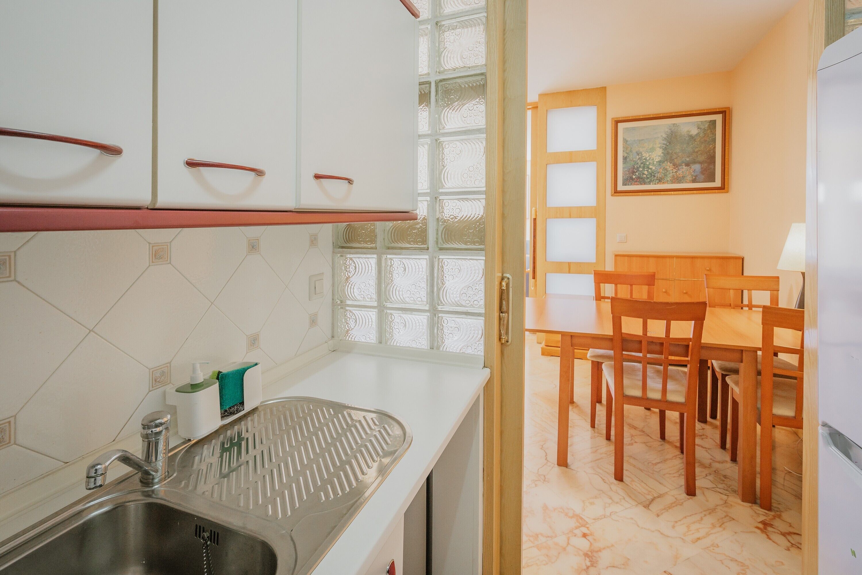 Réfrigérateur, micro-ondes, plaque de cuisson, cafetière/bouilloire