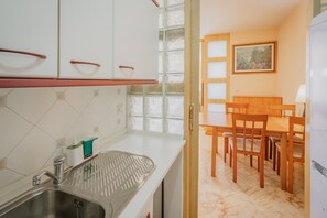 Frigorifero, microonde, piano cottura, macchina per tè/caffè