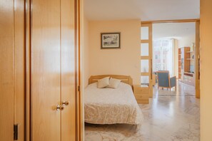 Tabla de planchar con plancha, wifi y ropa de cama 