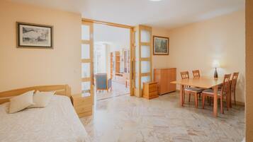 Iron/ironing board, WiFi, bed sheets