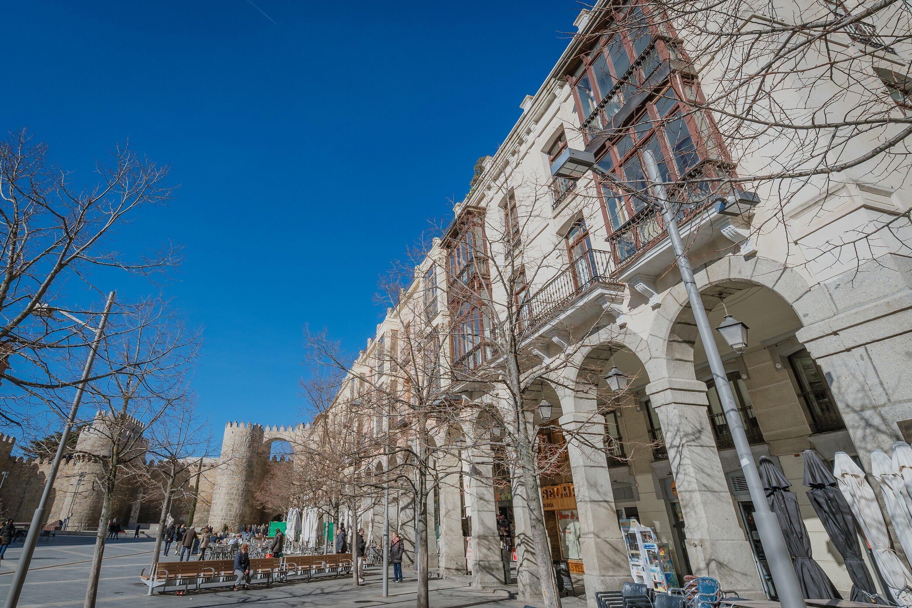 Un edificio histórico con ventanas de arco y fachada de piedra.