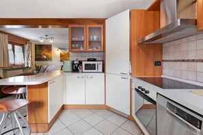 冷蔵庫、電子レンジ、オーブン、コンロ