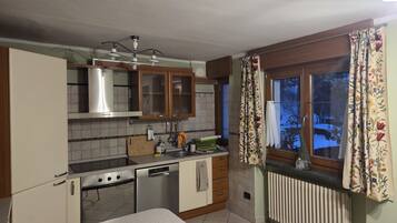 Frigorifero, microonde, forno, piano cottura