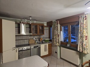 ثلاجة، ميكروويف، فرن، موقد طهي مسطح