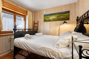 2 bedrooms, WiFi, bed sheets - Holiday Home 'La Maisonnette' with Mountain View, Private Garden & Wi-Fi (Maisonasse)
