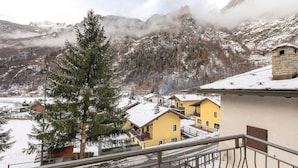A mountain view with snow-covered houses and a wooden cabin. - Holiday Home 'La Maisonnette' with Mountain View, Private Garden & Wi-Fi (Maisonasse)