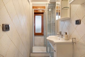 Shower, hair dryer, towels - Holiday Home 'La Maisonnette' with Mountain View, Private Garden & Wi-Fi (Maisonasse)