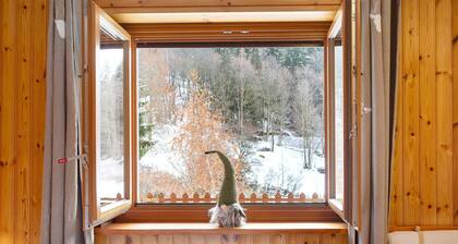 Ferienhaus 'La Maisonnette' mit Bergblick, privatem Garten und WLAN
