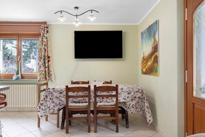 Dining - Holiday Home 'La Maisonnette' with Mountain View, Private Garden & Wi-Fi (Maisonasse)