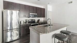 Fridge, dining tables - Landing | Stunning 2BD, Pool, Courtyard (Houston)