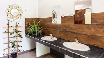 Shower, free toiletries, towels