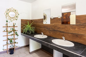 Shower, free toiletries, towels - “La Roulotte 1” with Mountain View, Private Terrace and Wi-Fi (Touët-sur-Var)