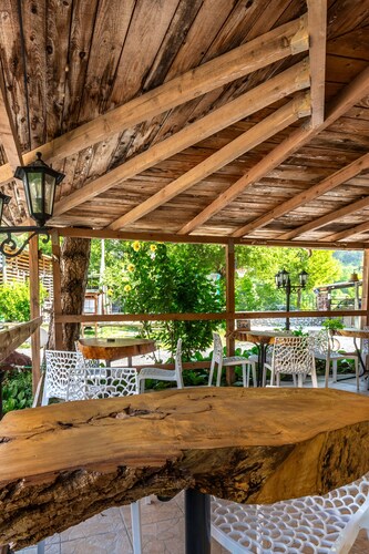 “La Roulotte 1” with Mountain View, Private Terrace and Wi-Fi