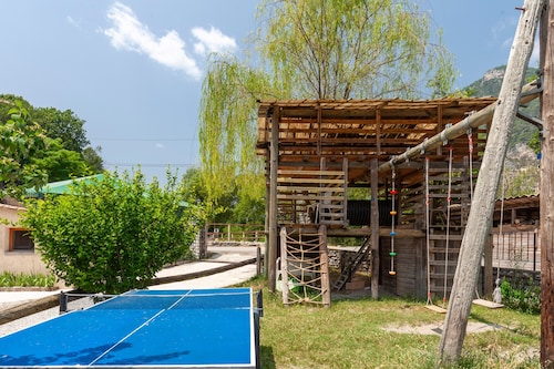“La Roulotte 1” with Mountain View, Private Terrace and Wi-Fi