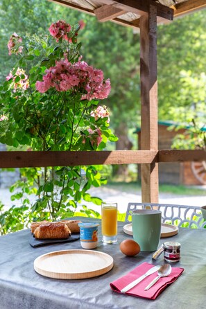 Outdoor dining - Tiny Home 'Le Pod 3' with Mountain View, Wi-Fi and Air Conditioning (Touët-sur-Var)