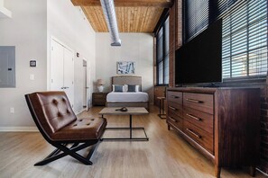 Desk, iron/ironing board, WiFi, bed sheets - Landing | Amazing Studio, Game Room, Gym (New Haven)