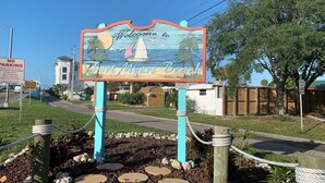 Ein Willkommensschild für Fort Myers Beach, in der Nähe ein Verbotsschild für Parken.