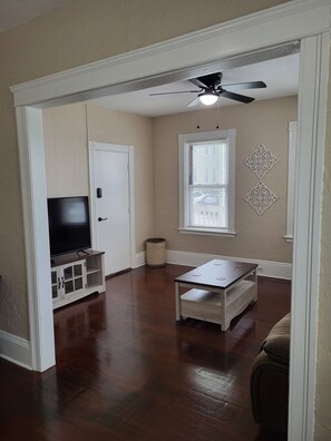Smart TV - #1- Stylish 2-bedroom apartment on the first floor perfect for your stay (Worcester)