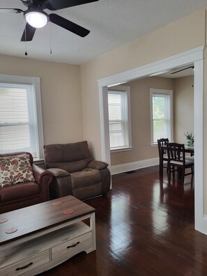 Smart TV - #1- Stylish 2-bedroom apartment on the first floor perfect for your stay (Worcester)