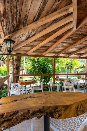 Outdoor dining. Holiday Home 'Chalet 1 À 6 Personnes Pmr Access' with Private Terrace and Wi-Fi