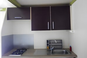 Refrigerador, microondas, parrilla de estufa y cafetera y tetera