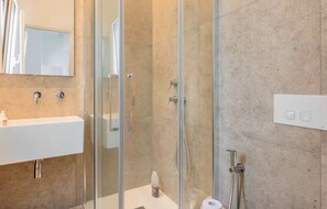 Regadera, secadora de cabello, bidet, toallas 