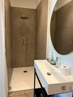Shower, hair dryer, bidet, towels - Apartment "Il Nespolo" in Marina di Ragusa (Marina di Ragusa)
