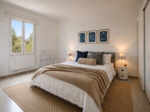 1 soverom, skrivebord, strykejern/-brett og reiseseng for barn