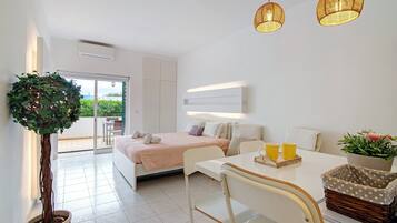 Een strijkplank/strijkijzer, wifi, beddengoed