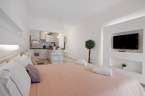 Iron/ironing board, WiFi, bed sheets - Peixe and Barco Studio's Apartment with Shared Pool, Wi-Fi & Air Conditioning (Vilamoura)