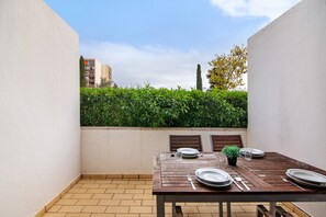 Outdoor dining - Peixe and Barco Studio's Apartment with Shared Pool, Wi-Fi & Air Conditioning (Vilamoura)
