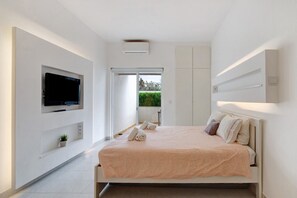 1 bedroom, iron/ironing board, WiFi, bed sheets - Peixe and Barco Studio's Apartment with Shared Pool, Wi-Fi & Air Conditioning (Vilamoura)