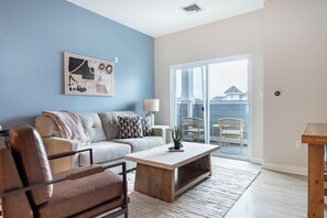Smart TV - Landing | Stunning 2BD, Courtyard, Gym (Bloomfield)
