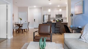 Un apartamento moderno con comedor, cocina y sala de estar.