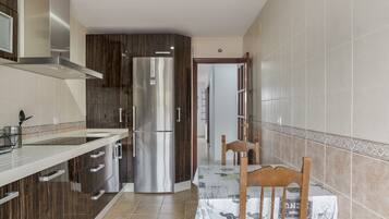 Frigorífico, microondas, horno y placa de cocina