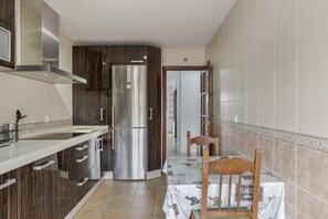 Private kitchen - Apartment 'Casa Gazules' with Private Terrace, Wi-Fi and Air Conditioning (Alcalá de los Gazules)