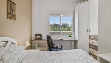 Een strijkplank/strijkijzer, wifi, beddengoed