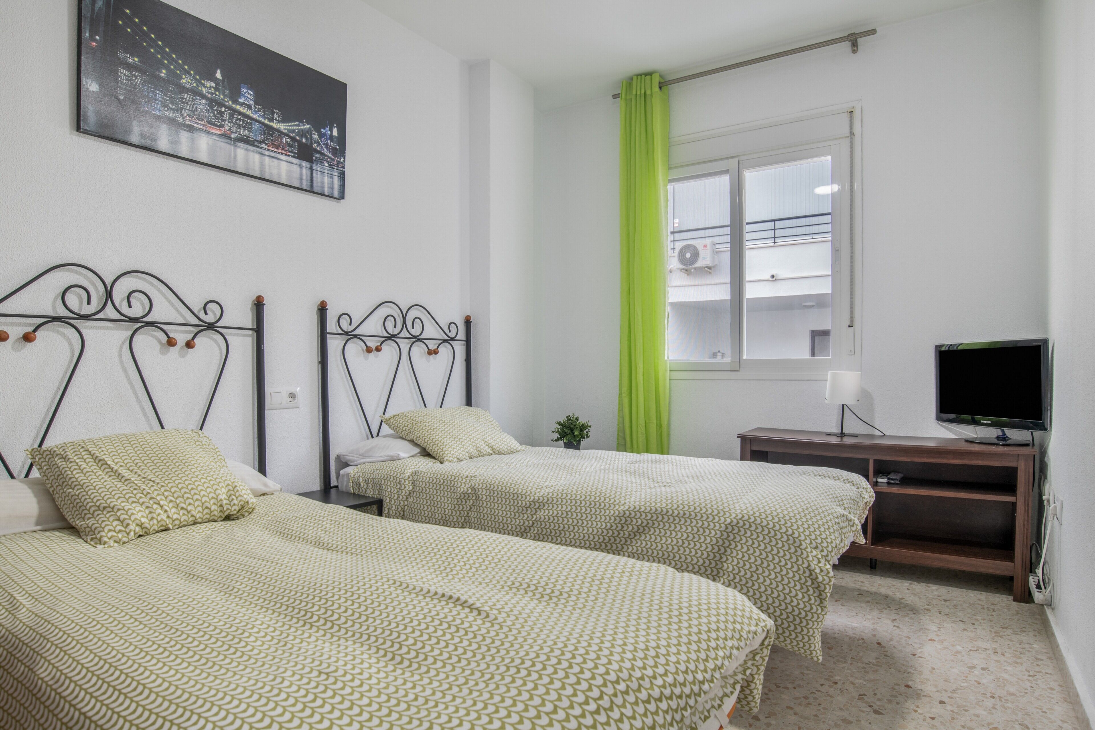 Tabla de planchar con plancha, wifi, ropa de cama