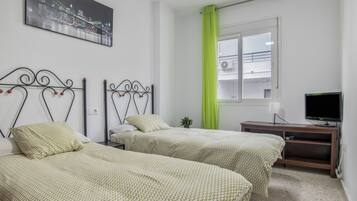 Tabla de planchar con plancha, wifi, ropa de cama
