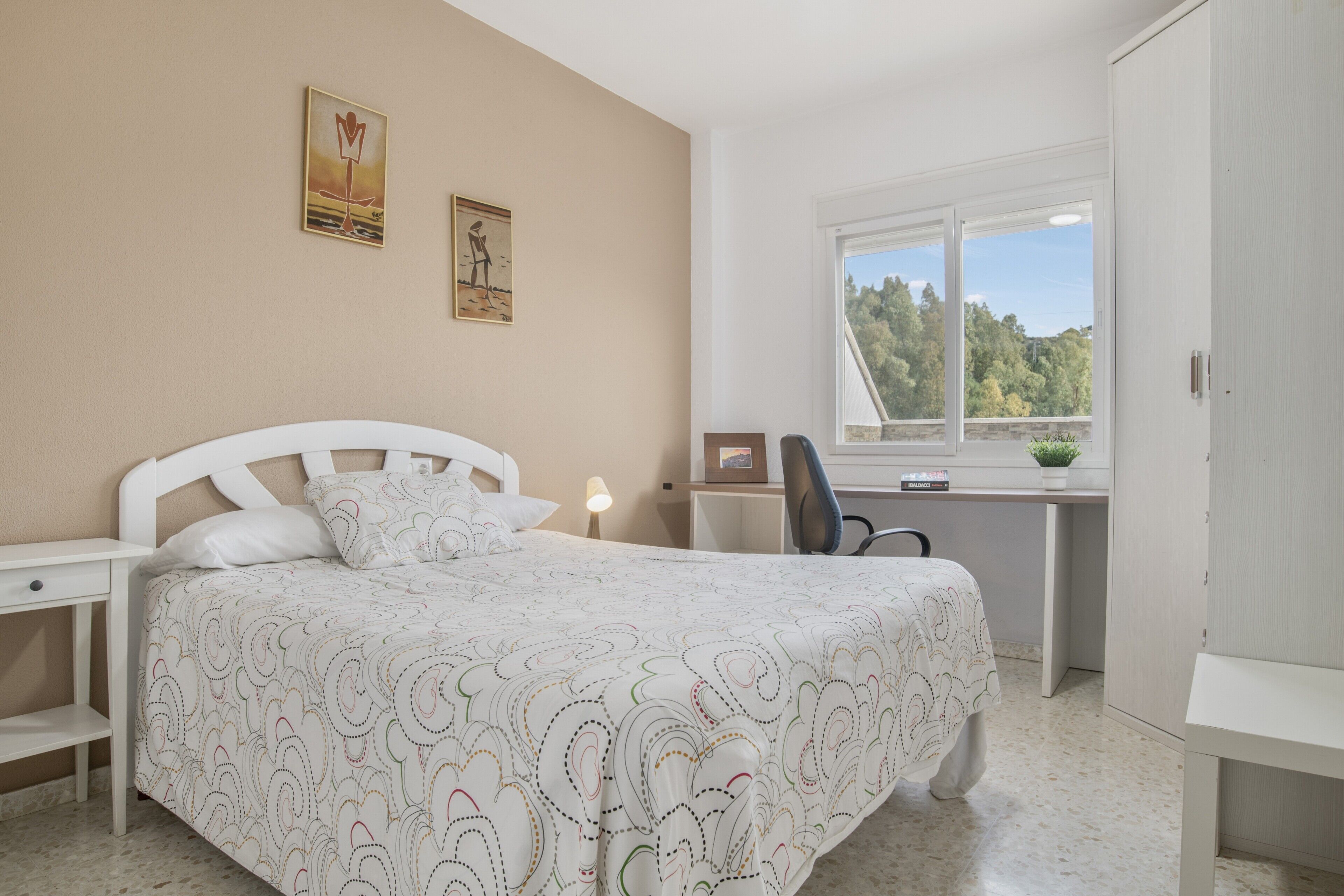 Silitysrauta/-lauta, Wi-Fi, vuodevaatteet