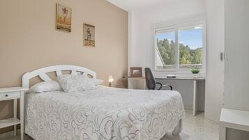 Silitysrauta/-lauta, Wi-Fi, vuodevaatteet