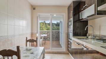 Jääkaappi, mikroaaltouuni, uuni, liesi