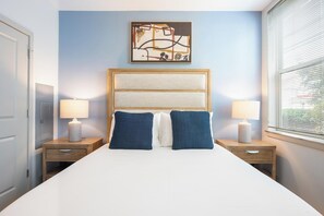 Een bureau, een strijkplank/strijkijzer, wifi, beddengoed