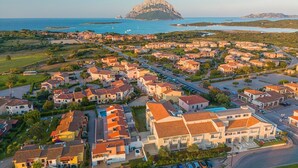 Un pueblo costero con una montaña imponente al fondo.