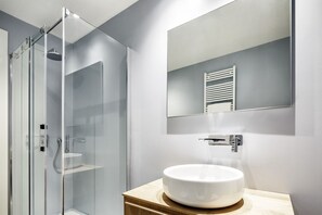 Dusche, Bidet, Handtücher