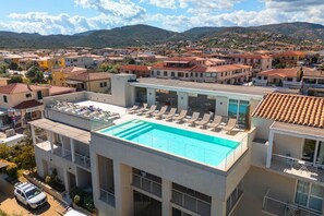 A heated pool - <b></b>Located in the village of <b>Porto San Paolo</b>, along the northeastern coast of Sardinia and 15 km from Olbia, <b>Residence Porto San Paolo</b> overlooks the magnificent <b>Tavolara</b> and <b>Molara</b> Marine Protected Area. Set in a modern an (Porto San Paolo)