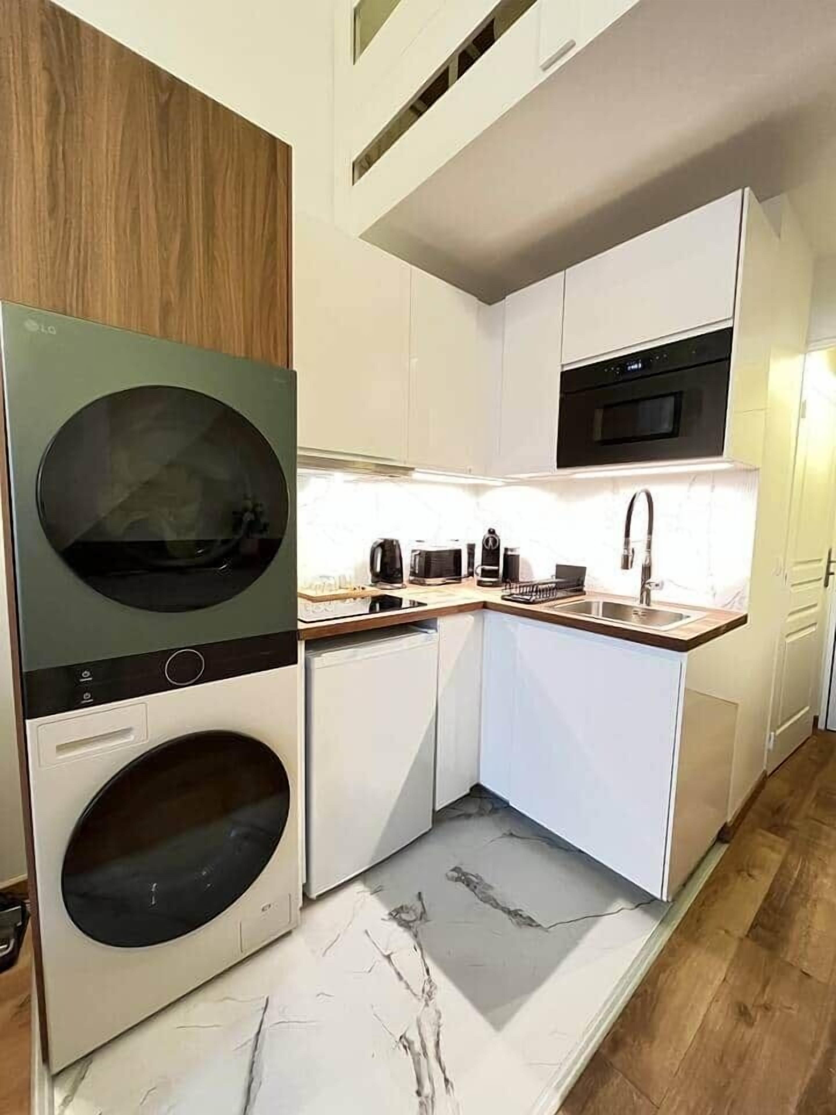 Een koelkast, een magnetron, een kookplaat, een waterkoker