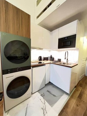 Geladeira, micro-ondas, cooktop, chaleira elétrica
