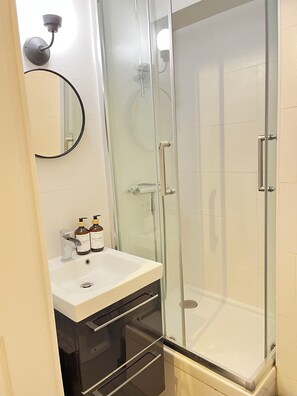 Douche, sèche-cheveux, papier toilette